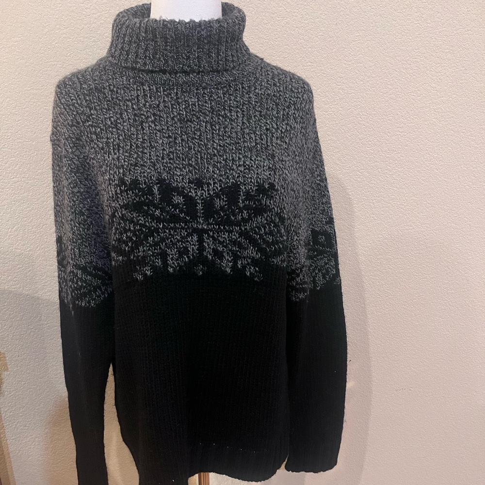 Men's Black and Gray Sweater